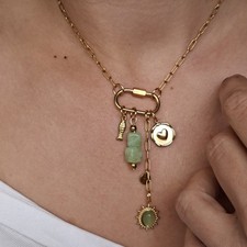 Collana moschettone con charms, giada e oro, trendy, edizione limitata