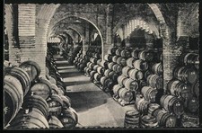 Botti di vino impilate a