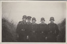 Foto, polizia con elmetto in