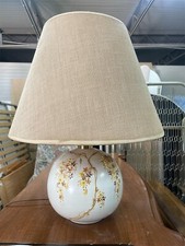 Lampada da tavolo con base in ceramica decorata e paralume in tessuto