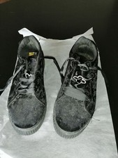 scarpe nere scamosciate usate