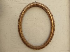 ANTICA CORNICE OVALE IN LEGNO SCOLPITO DORATO CON DECORI Ingombro cm.79 X 60,5