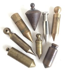 Lotto di otto pesi filo a piombo ottone ferro usati vecchi antichi da collezione