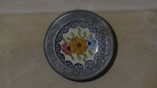 r288 Piatto decorativo in porcellana e peltro HANDGEMALT motivi floreali Vintage