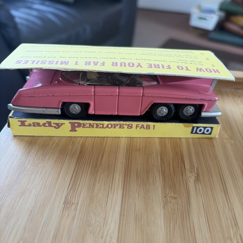 Dinky toys lady penelope - dinky,