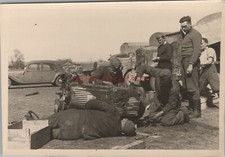 Foto, WW2, meccanico durante la sostituzione del motore sul camion sul campo ...