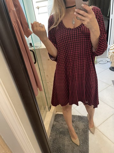 Nuova donna dentro più maglia