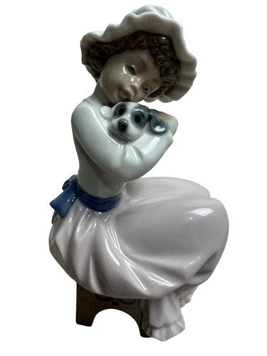 Lladró nao girl with puppy - by,