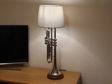 Lampada da tavolo tromba