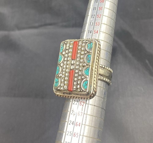 Anello nepalese fatto - , a
