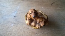 Cesta con 2 cani Cocker miniatura in resina Artefice Ottanta da collezione