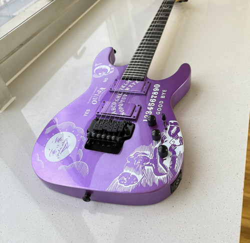 Chitarra elettrica viola