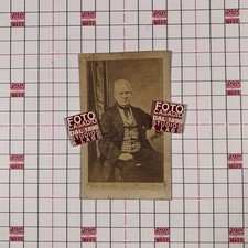 Albumina carte de visite Uomo appoggiato tavolo tenda gilet fiocco NN ~1860