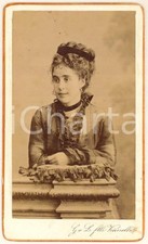 1880 ca MILANO - Giovane donna in abito a righine *Foto F.lli VIANELLI CDV