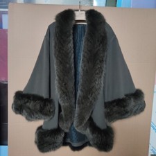 Cappotto mantella con bordi in