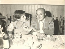 1970 ca ITALIA MUSICA - Gianni MORANDI discute al ristorante *Foto 27x21 cm