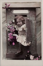 # BAMBINA ..IN CASSETTA POSTALE E FIORI