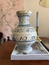 Un vaso da farmacia italiano