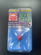 Anello in finta lingua borchia