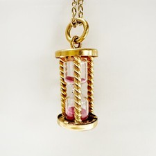 Ciondolo vintage a clessidra in oro e granato