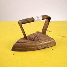 vecchio ferro da stiro in ghisa