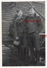 Compagni soldati con elmetto