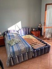 Due strutture letti singoli con contenitori + un materasso