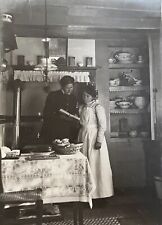 Cucina,libro di cucina, madre-figlia, famiglia della classe media. Foto antica, belle arti.