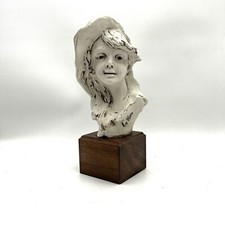 Statua Nico Venzo biscuit di