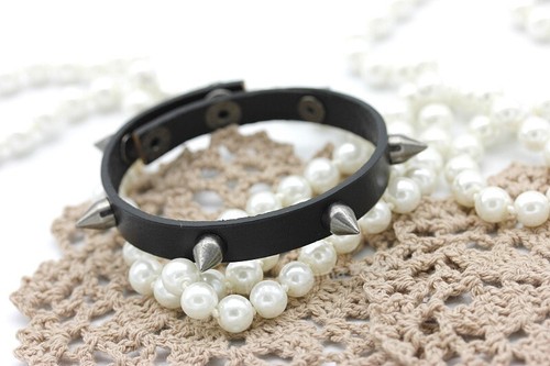 Bracciale pelle nero borchie