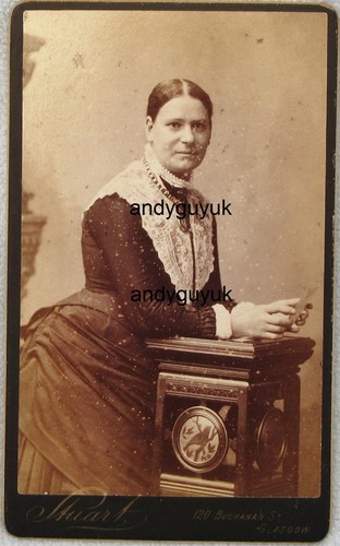 Cdv lady holding - cdv,