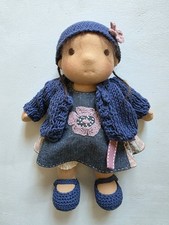 Bambola Waldorf tradizionale in stoffa artigianale. Fatto a mano con tutte le fibre naturali.