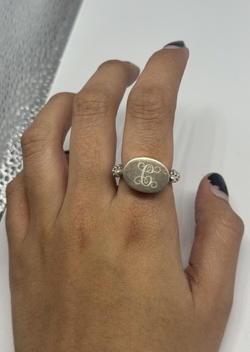 Anello con sigillo corsivo