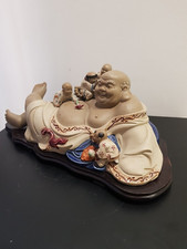 Statua In Ceramica Buddha Con Bambini Base Legno 45cm x 25Cm,H.18cm