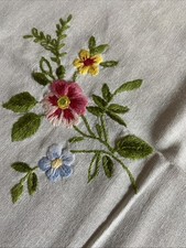 Tovaglia da te centro tavolo ricamo fatti A Mano rami di fiori  Usato