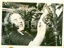 1943 CANADA Giovane operaia senza bandana impigliata negli ingranaggi Fotografia