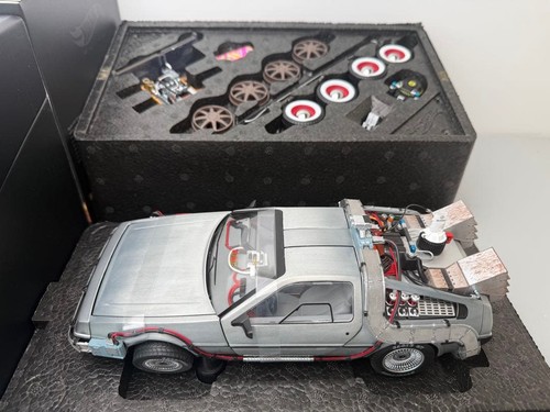 Hot wheels delorean - hot, 1/18