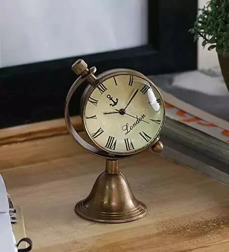 Antico orologio analogico - , in