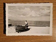 20023 a. Fotografia uomo sulla spiaggia con barca aa 50 italia 10,5x7