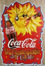 COCA COLA - IL GRANDE GUSTO DELL'ESTATE - INSEGNA IN PLASTICA - 68X48 CM