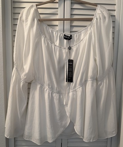 Top nuovo con etichette