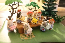 Sylvanian Families calicocritter 8 bambini in piedi asilo usato in ottime condizioni vintage VHTF