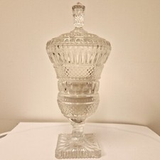 Vaso in cristallo lavorato sfaccettato con coperchio