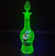 Rara caraffa vetro all'uranio gnomo quadrifoglio motivo smalto liberty 1900 Boemia?