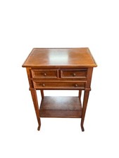 Comodino vintage in legno con tre cassetti e ripiano basso