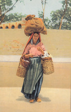 CARTOLINA  RIPRODUZIONE DA ORIGINALE VENDITRICE AMBULANTE STORIA NON VIAGGIATA