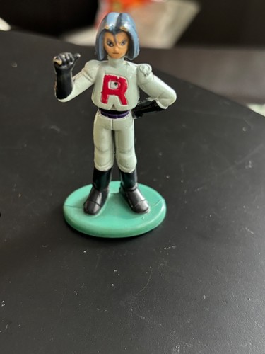Tratta una figurina tomy - di,