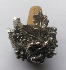 TAPPO BOTTIGLIA VINO IN PELTRO E SUGHERO CON DECORAZIONE GRAPPOLI UVA (98)
