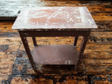 Tavolino Sussi. Vintage, in legno larice ( 65x36x H. 68,5 ). Appoggio. SOL-URDE