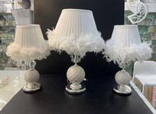 tris lumi con piume bianco